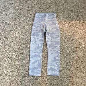 LULULEMON: WORN TWICE. white camo wunder under. size 4.